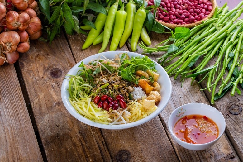 Cơm hến là một trong những biểu tượng ẩm thực của xứ Huế. (Nguồn ảnh: Lấy từ trang nethue)